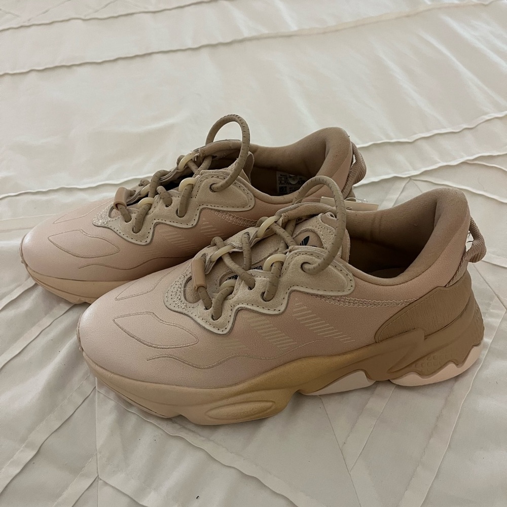 NWT Adidas Originals Ozweego Halo Ivory beige GZ2776 sneakers, size 6 womens